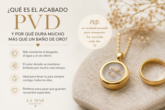 Infografía sobre el acabado PVD en joyería con un colgante dorado de acero inoxidable y un anillo sobre un fondo beige. Explica por qué el PVD es más resistente al desgaste, al agua y al uso diario que un baño de oro tradicional.