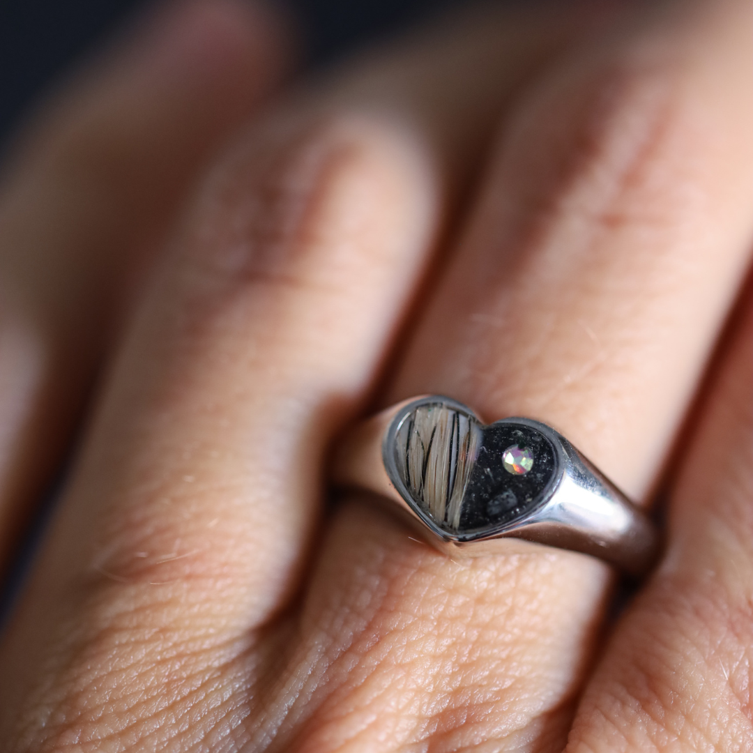"Heartbeat" ring with ashes or hair (stainless steel)